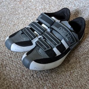 Cycling shoes size 43 WITH Shimano Delta Cleats